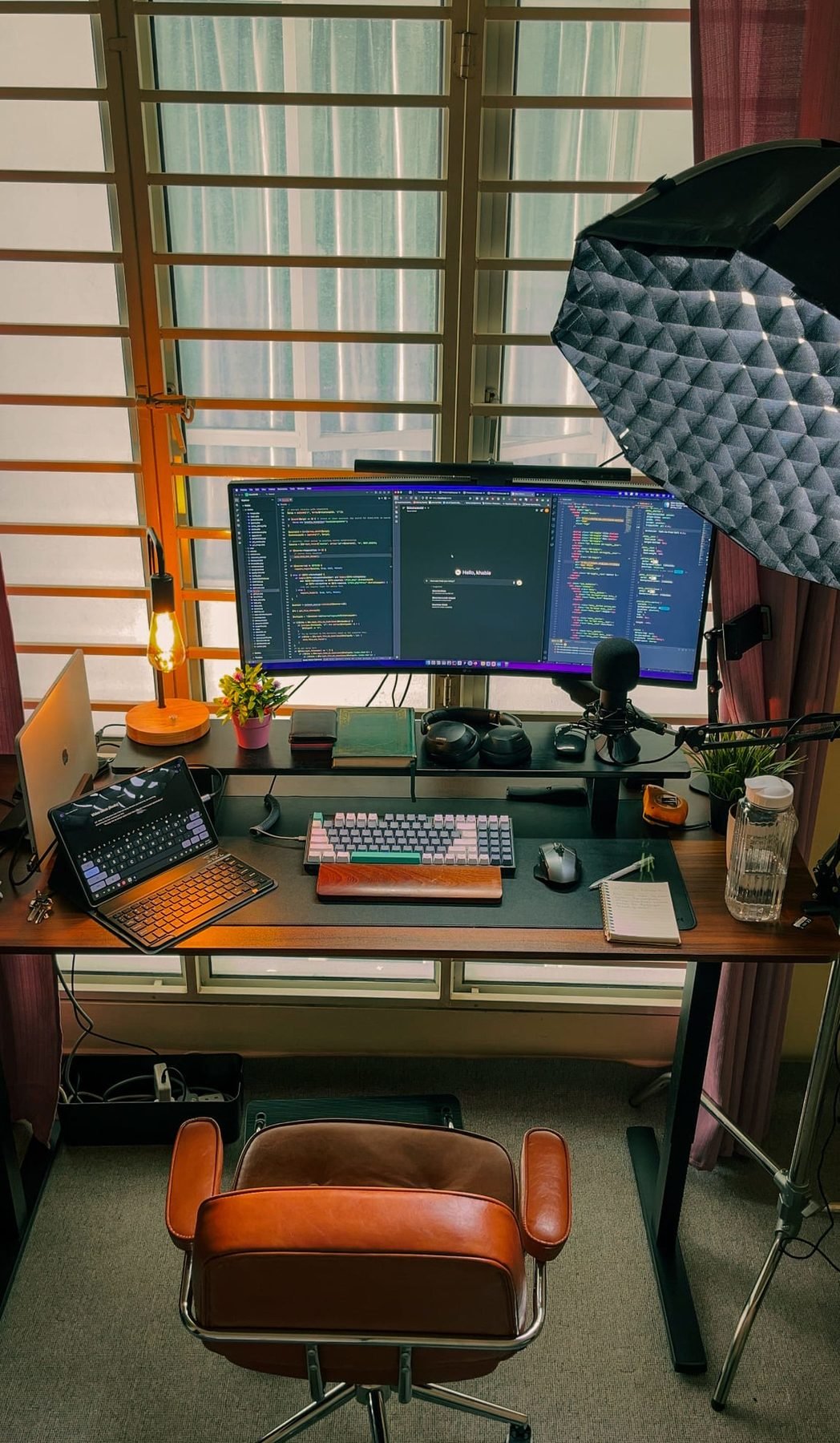 Studio de webdesigner freelance : double ecran affichant du code et tablette graphique